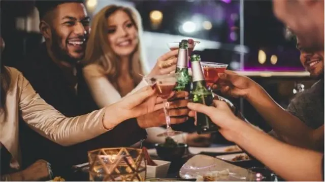 शराब नीति में युवाओं और स्टूडेंट्स के लिए क्या विशेष उपाय किए गए हैं?